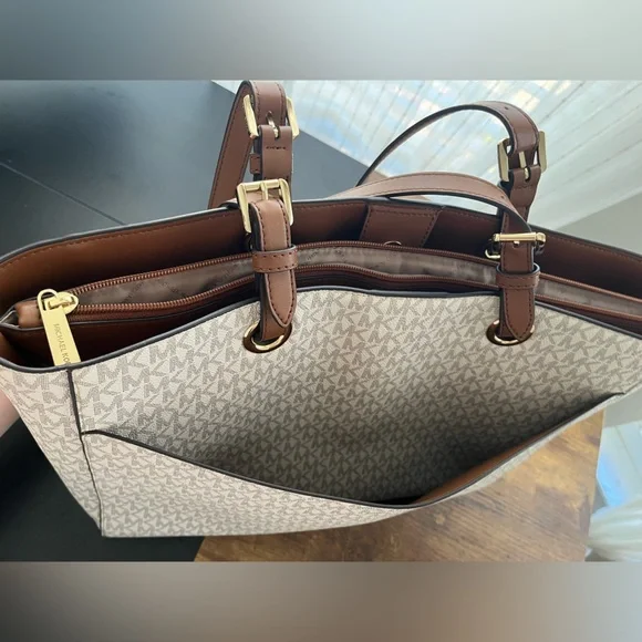 Michael Kors Brown & Cream Laptop Purse - Picture 15 of 16